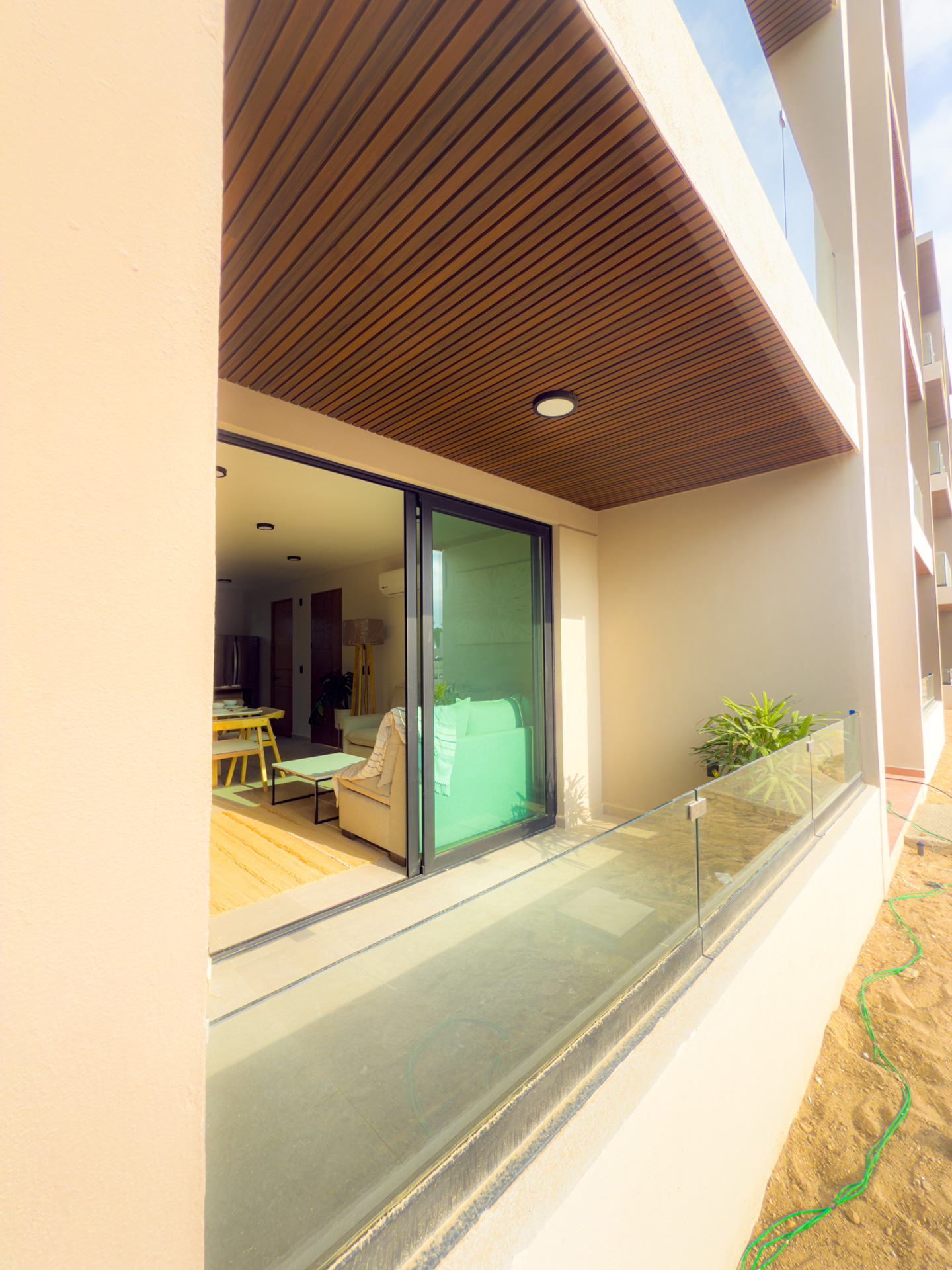 Balcón privado con techo de madera, Modelo Ágata, Alanda Living